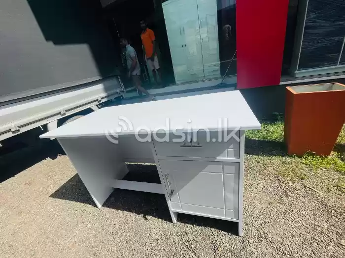 Modern MDF White 4*2Ft Office Table