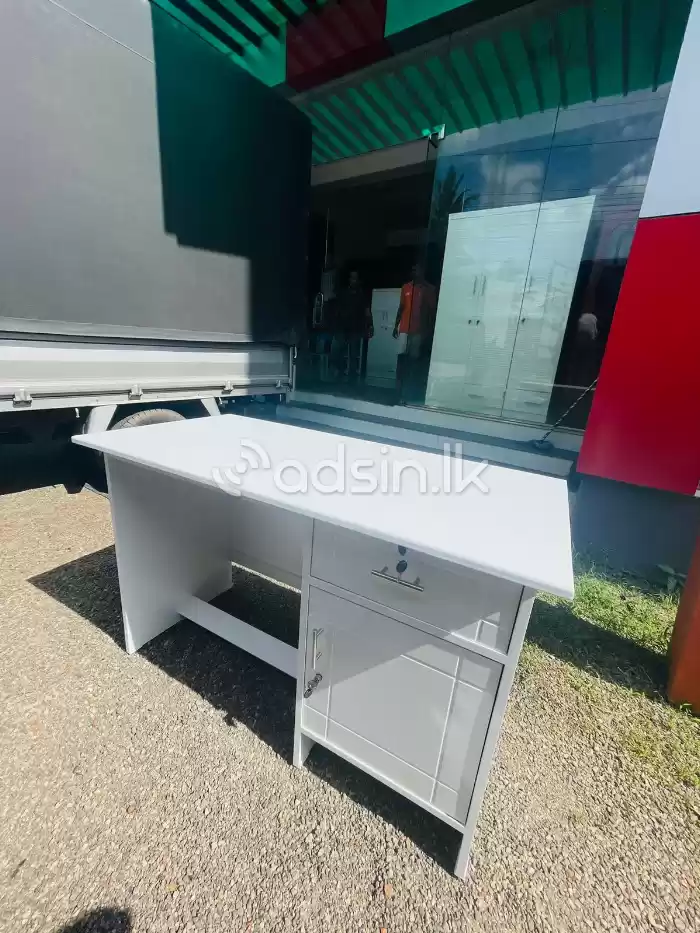 Modern MDF White 4*2Ft Office Table