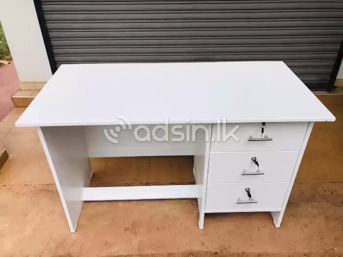 Modern MDF White 4*2Ft 3Drawer Office Table